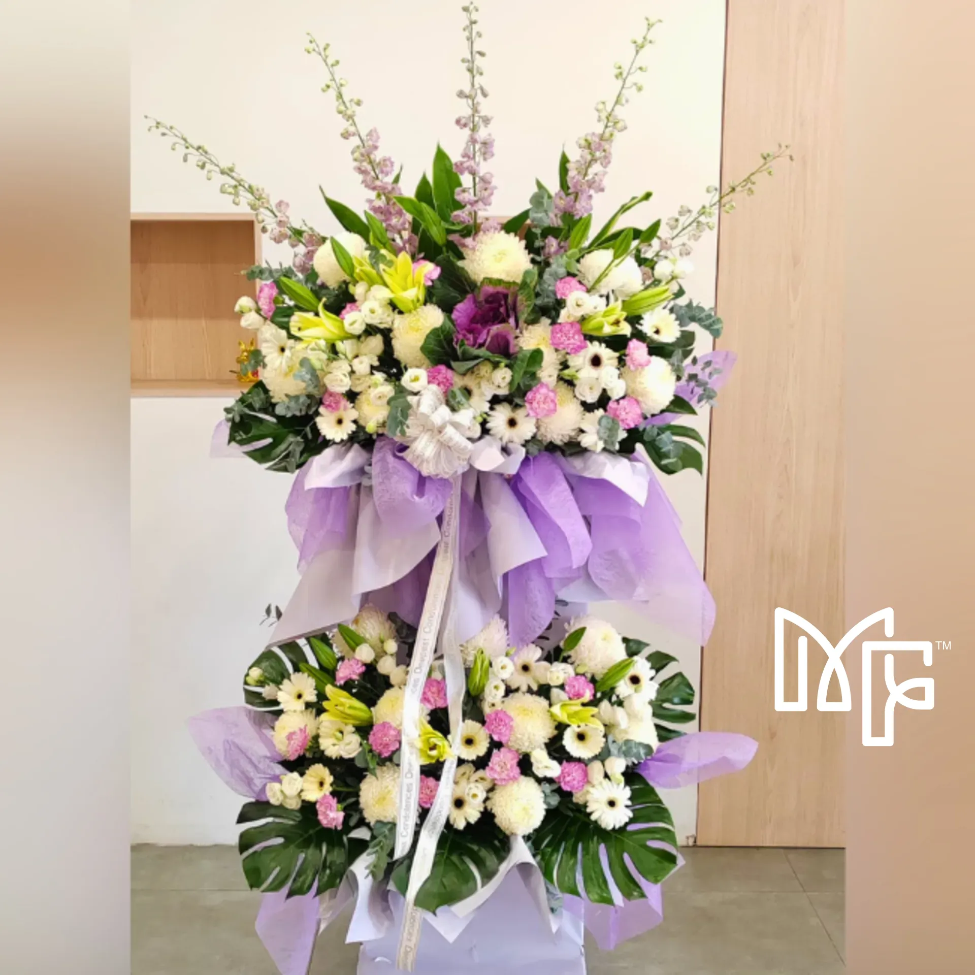 Majestic Tribute Stand