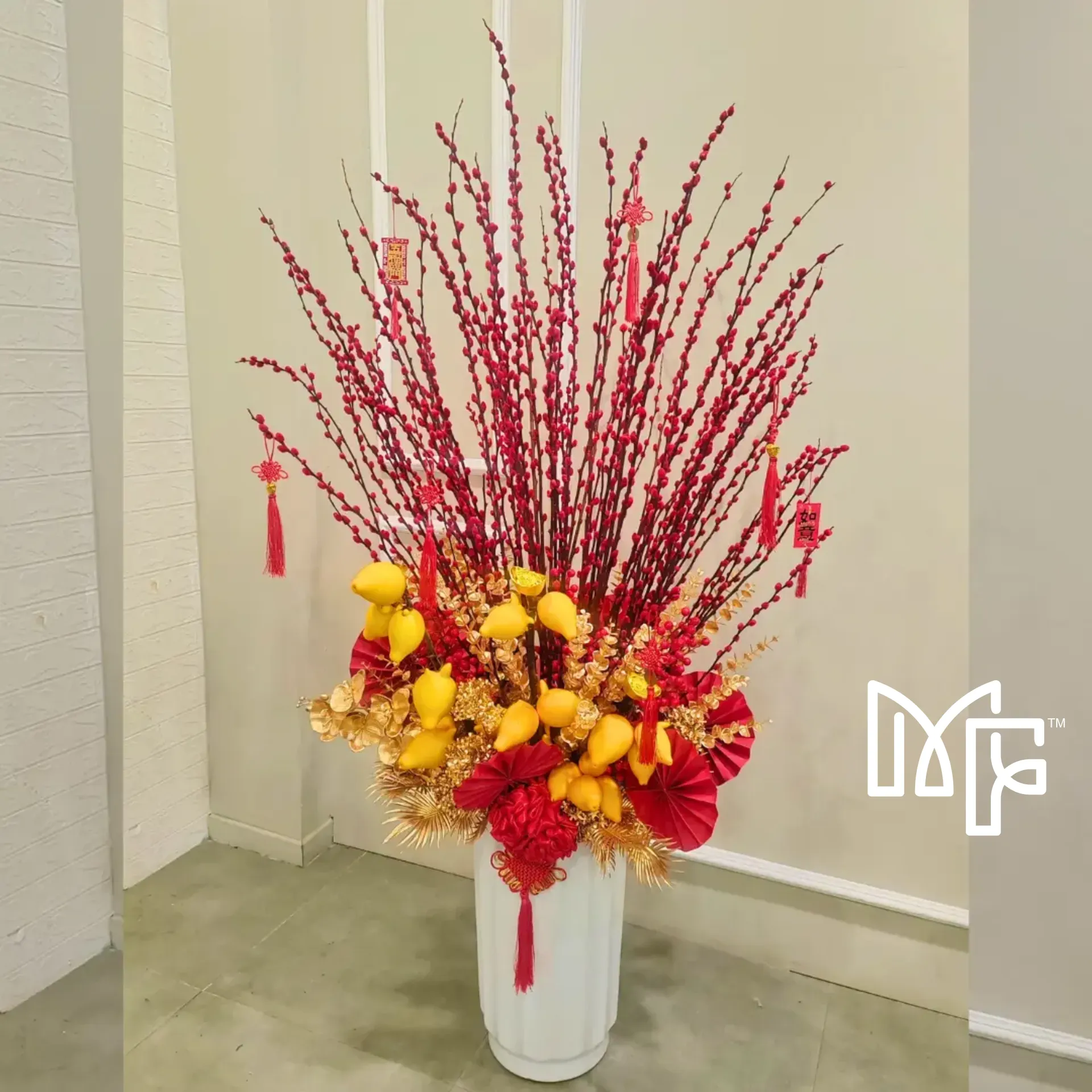 Willow Solunium Arrangement 5 ft — photo 3